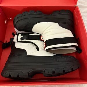 Hunter Women's Short Buckle Snow Booties brand new